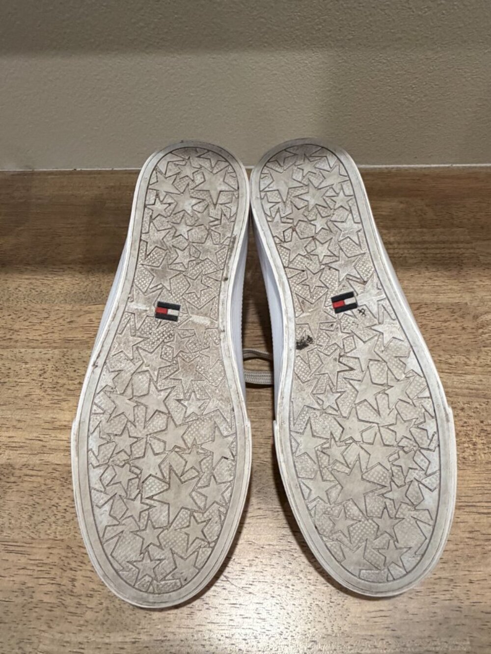 Tommy Hilfiger White Sneakers Size 8.5 - Low Top Casual Shoes - Picture 9 of 9